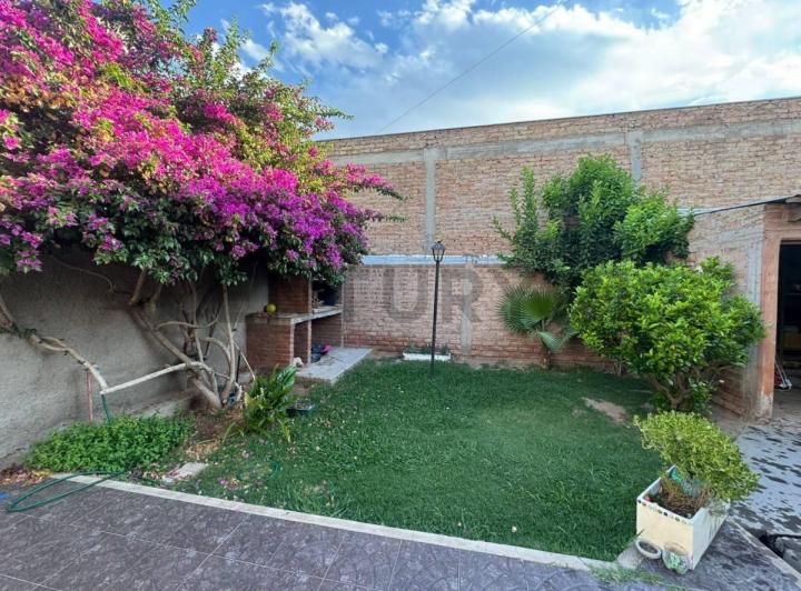 Casa · 145m² · 5 Ambientes · 2 Cocheras