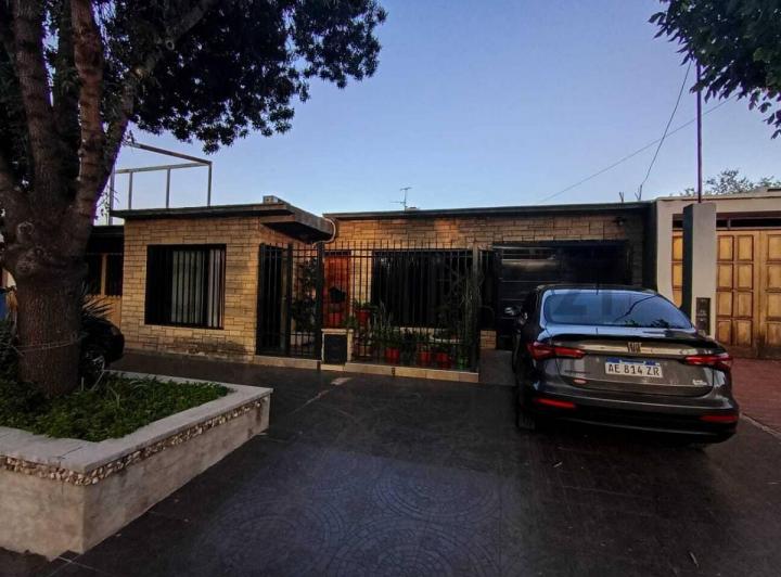 Casa · 146m² · 8 Ambientes · 4 Cocheras