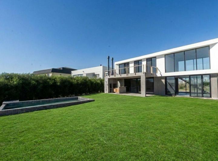 Casa · 250m² · 5 Ambientes · 2 Cocheras