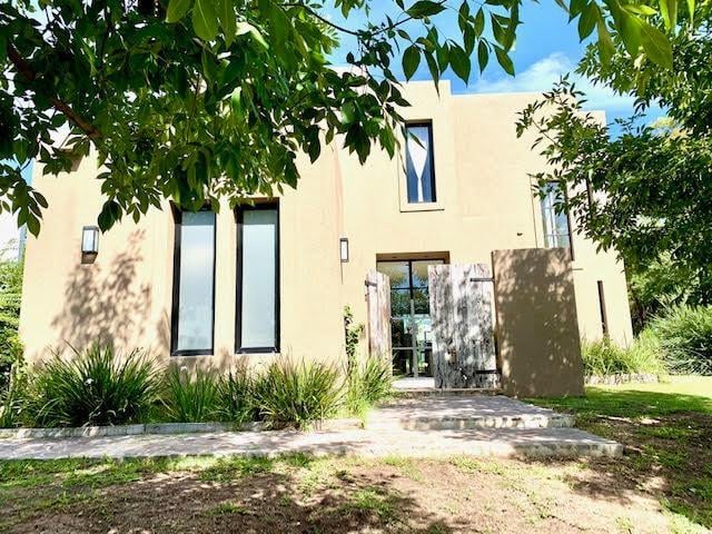 Casa · 160m² · 6 Ambientes · 1 Cochera