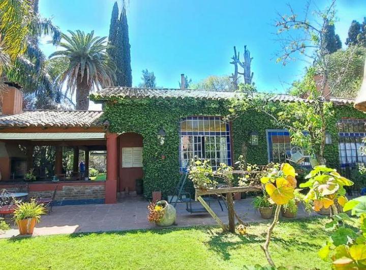 Casa · 180m² · 6 Ambientes · 2 Cocheras