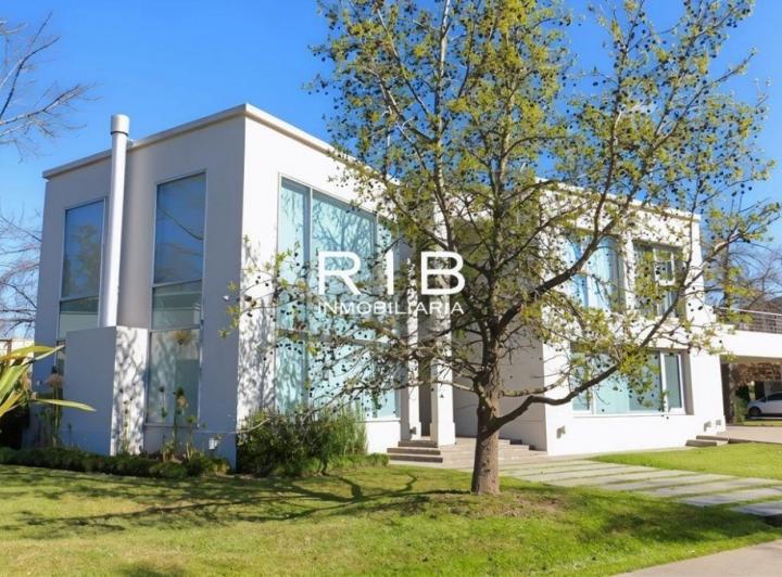 Casa · 450m² · 4 Ambientes · 2 Cocheras