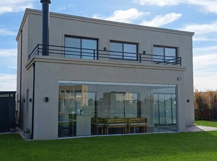 Casa · 187m² · 5 Ambientes · 6 Cocheras