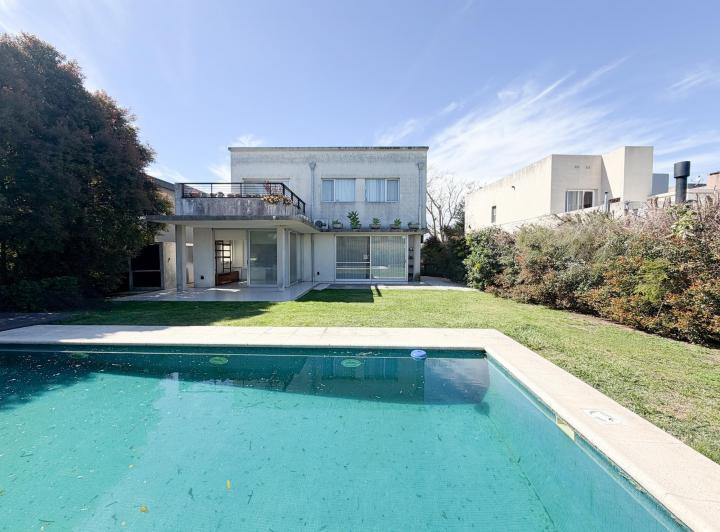 Casa · 220m² · 5 Ambientes · 2 Cocheras