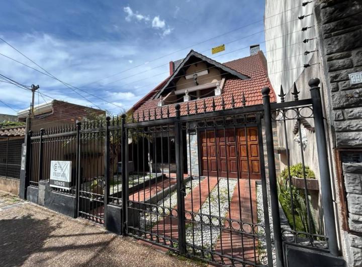 Casa · 150m² · 5 Ambientes · 2 Cocheras