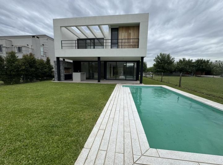 Casa · 220m² · 3 Dormitorios · 2 Cocheras