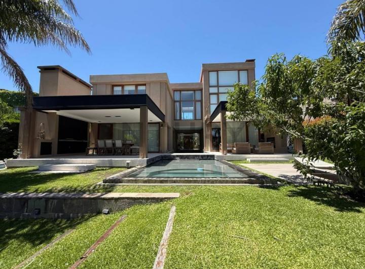 Casa · 500m² · 7 Ambientes · 4 Cocheras