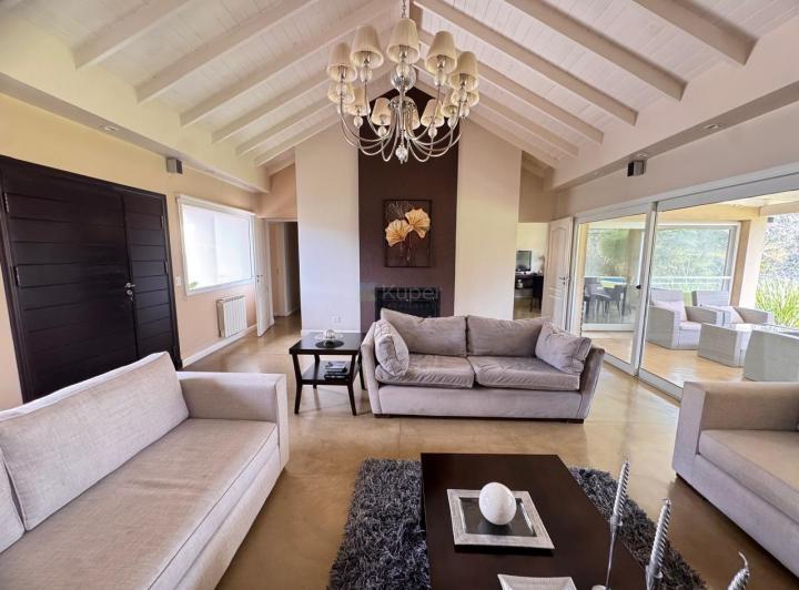 Casa · 230m² · 6 Ambientes · 1 Cochera