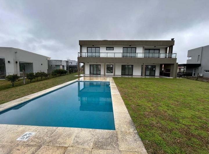 Casa · 252m² · 5 Ambientes · 4 Cocheras