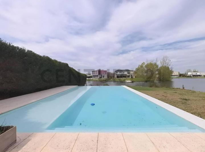 Casa · 312m² · 5 Ambientes · 2 Cocheras