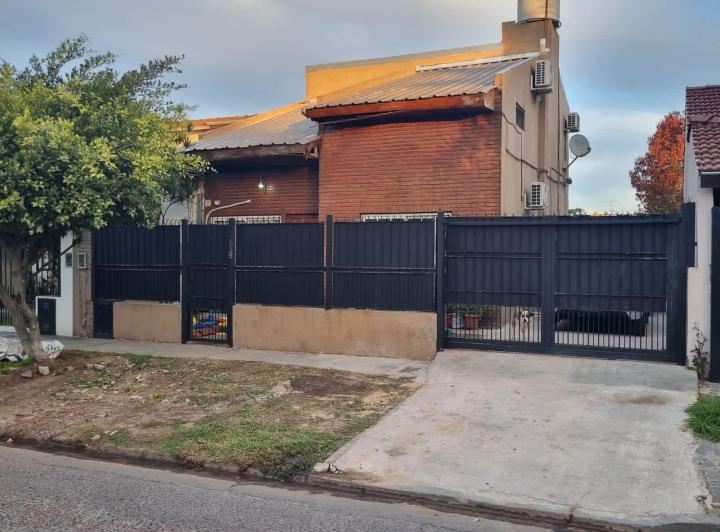 Casa · 150m² · 6 Ambientes · 3 Cocheras