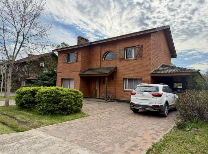 Casa · 187m² · 6 Ambientes · 1 Cochera