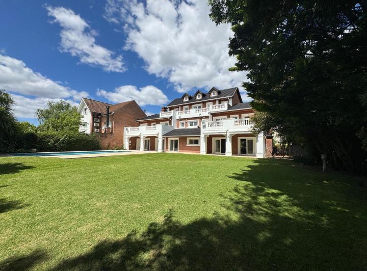 Casa · 600m² · 5 Ambientes · 2 Cocheras