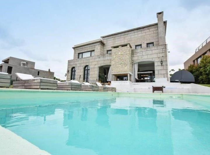 Casa · 470m² · 7 Ambientes · 1 Cochera