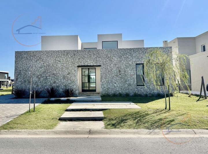 Casa · 260m² · 6 Ambientes · 4 Cocheras