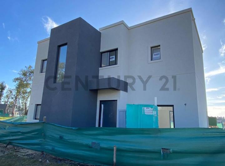 Casa · 170m² · 5 Dormitorios · 4 Cocheras