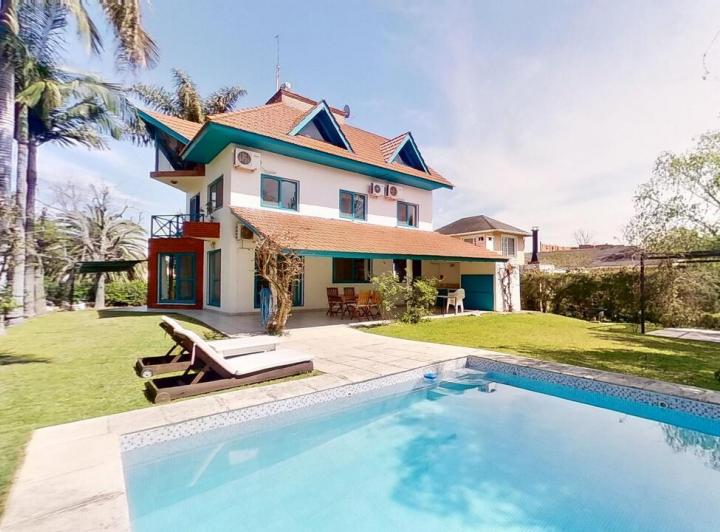 Casa · 200m² · 6 Ambientes · 2 Cocheras