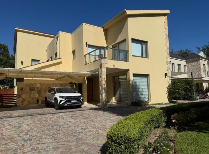 Casa · 324m² · 5 Ambientes · 4 Cocheras