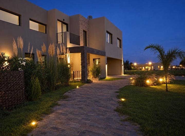 Casa · 243m² · 6 Ambientes · 6 Cocheras