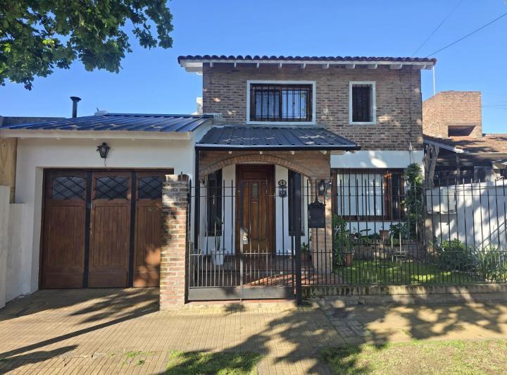 Casa · 200m² · 5 Ambientes · 1 Cochera