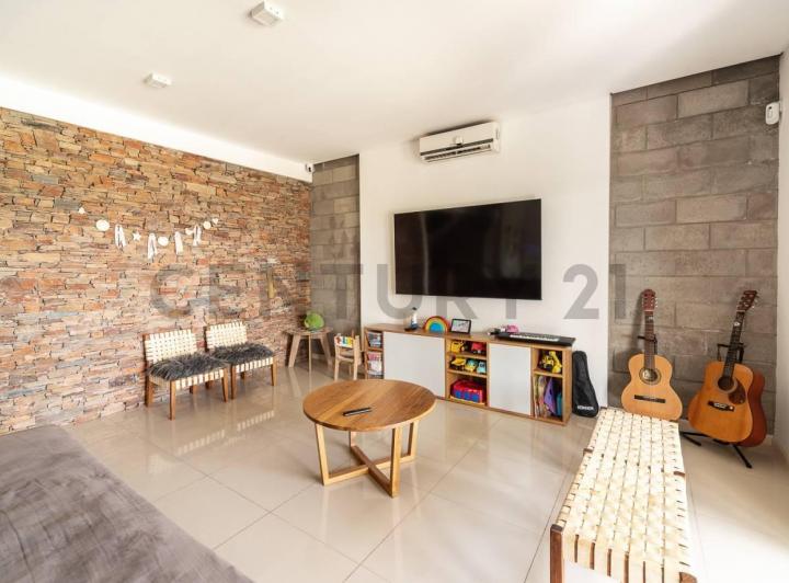 Casa · 209m² · 8 Ambientes · 2 Cocheras