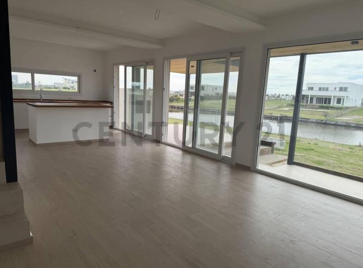 Casa · 210m² · 5 Ambientes · 2 Cocheras