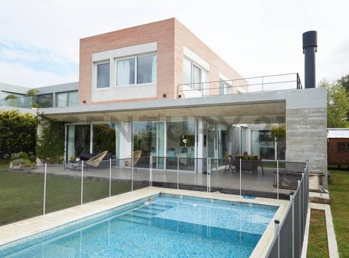 Casa · 225m² · 5 Ambientes · 4 Cocheras