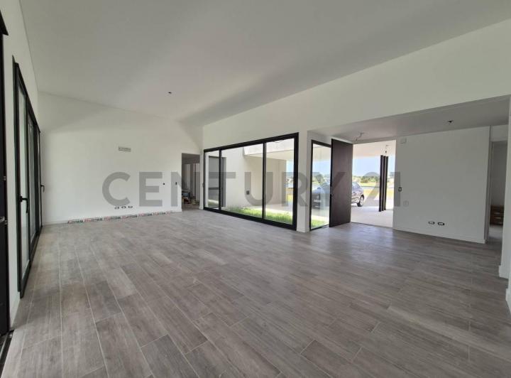 Casa · 350m² · 5 Ambientes · 2 Cocheras