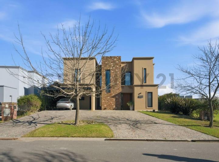 Casa · 270m² · 6 Ambientes · 1 Cochera