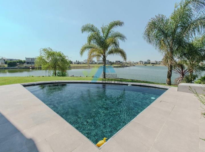 Casa · 330m² · 8 Ambientes · 2 Cocheras