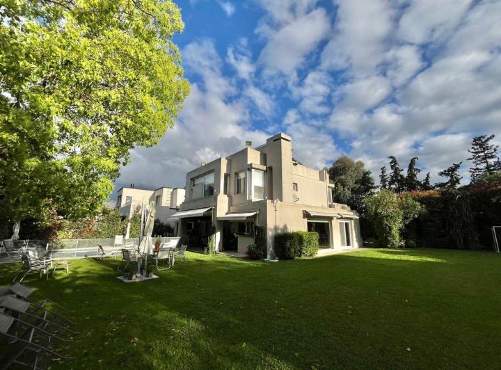 Casa · 276m² · 8 Ambientes · 2 Cocheras