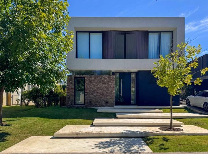 Casa · 190m² · 5 Ambientes · 4 Cocheras