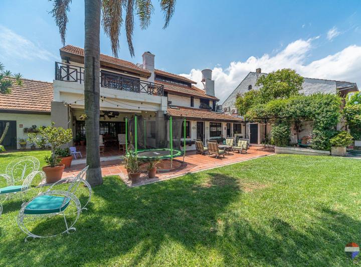 Casa · 360m² · 7 Ambientes · 3 Cocheras