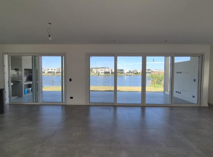 Casa · 220m² · 6 Ambientes · 2 Cocheras