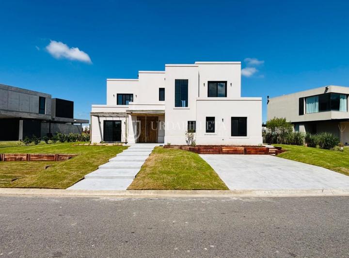Casa · 297m² · 5 Ambientes · 4 Cocheras