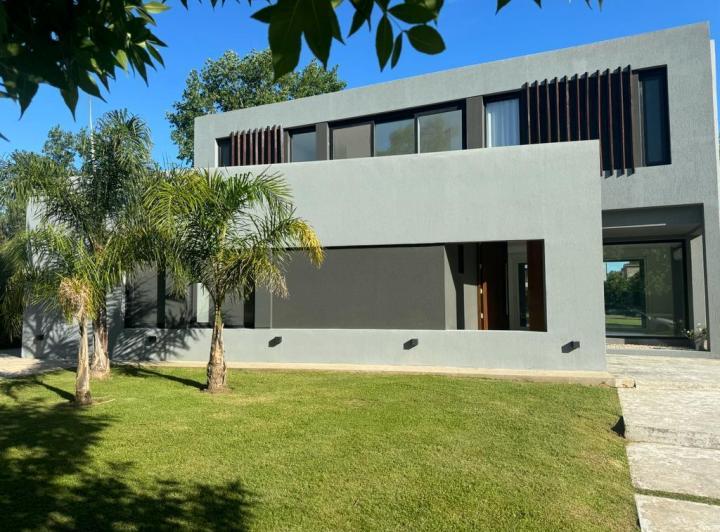 Casa · 287m² · 6 Ambientes · 2 Cocheras