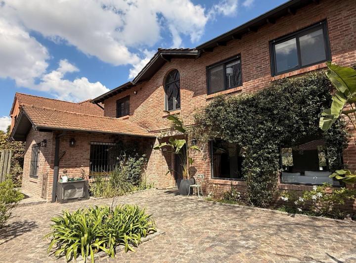 Casa · 289m² · 6 Ambientes · 1 Cochera