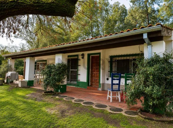 Casa · 250m² · 10 Ambientes · 4 Cocheras