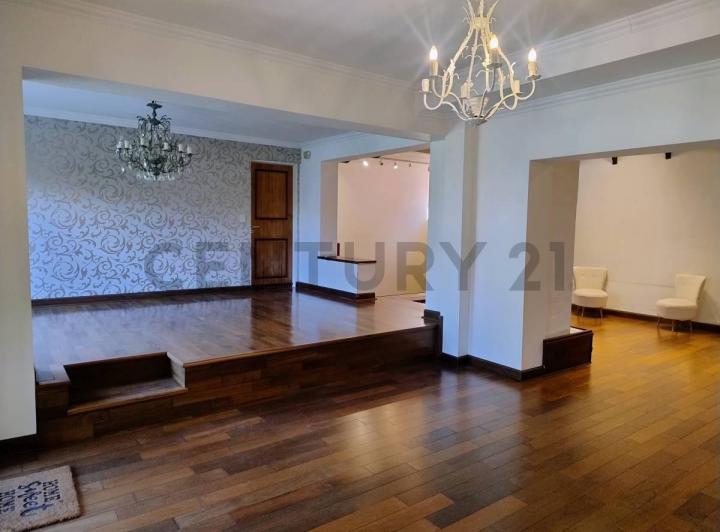 Casa · 228m² · 6 Ambientes · 1 Cochera