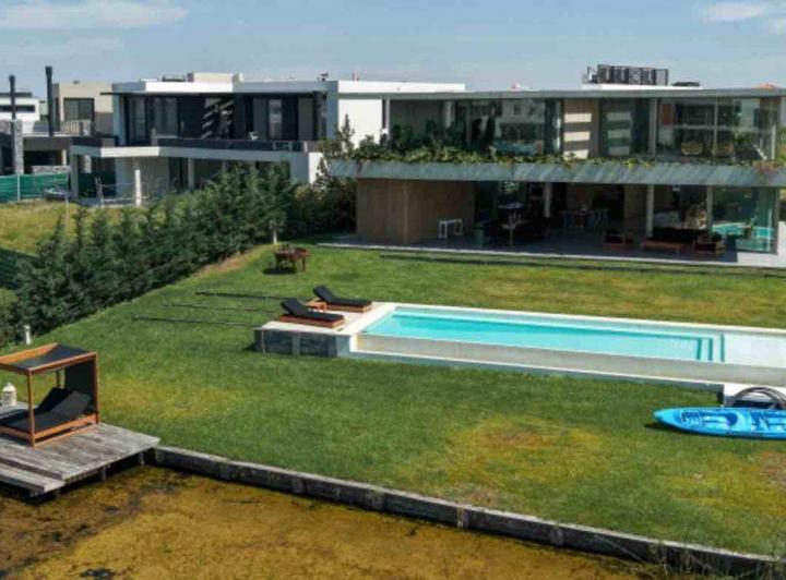 Casa · 360m² · 6 Ambientes · 6 Cocheras