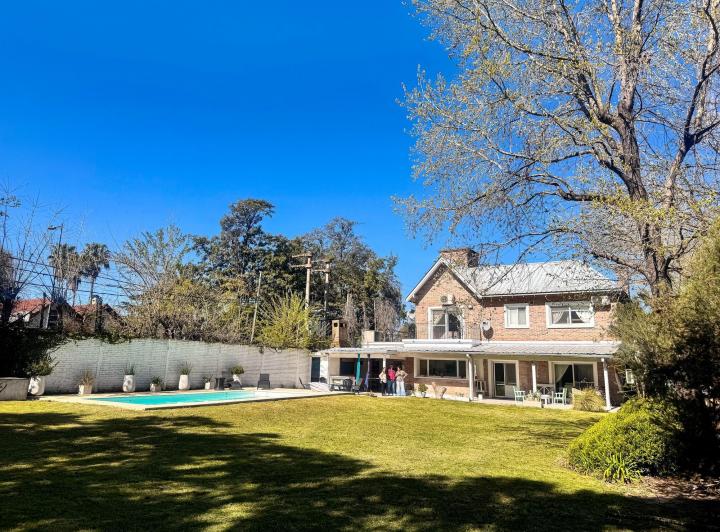 Casa · 220m² · 6 Ambientes