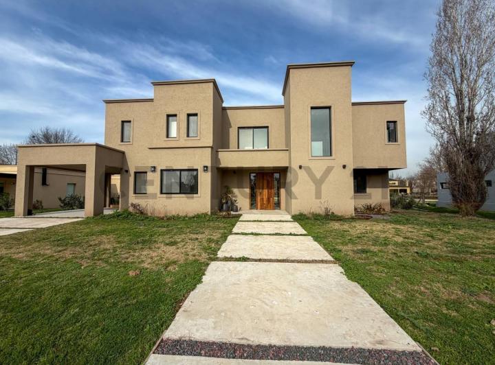 Casa · 360m² · 6 Ambientes · 3 Cocheras