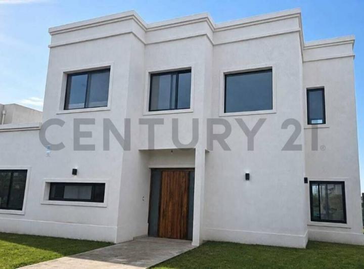 Casa · 240m² · 5 Ambientes · 2 Cocheras