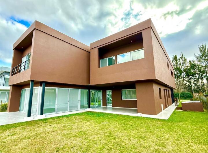 Casa · 500m² · 6 Ambientes · 2 Cocheras