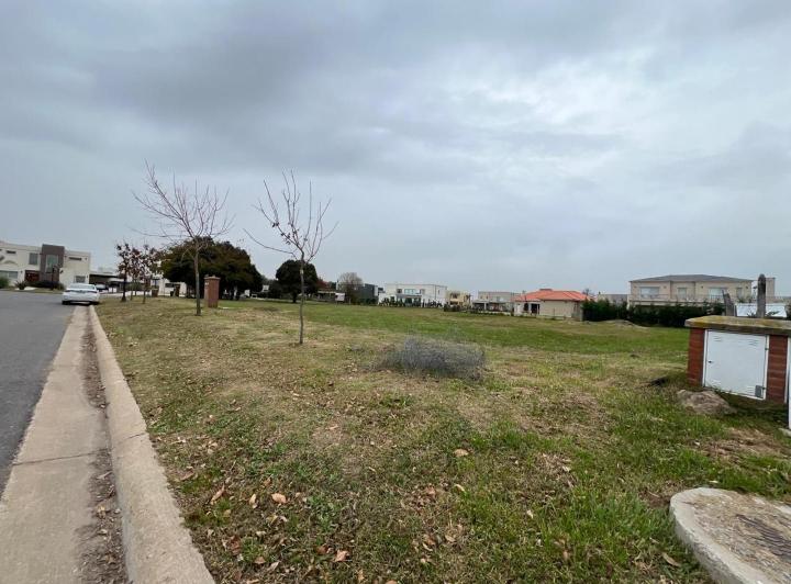 Terreno · 801m²