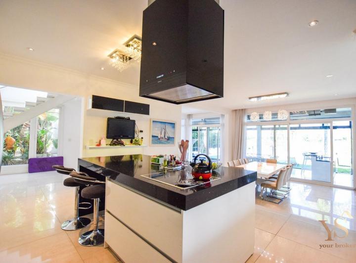 Casa · 400m² · 7 Ambientes · 2 Cocheras