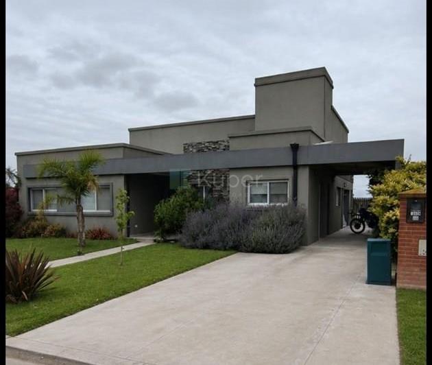 Casa · 200m² · 4 Ambientes · 1 Cochera
