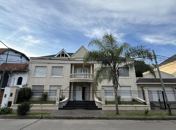 Casa · 480m² · 7 Ambientes · 6 Cocheras