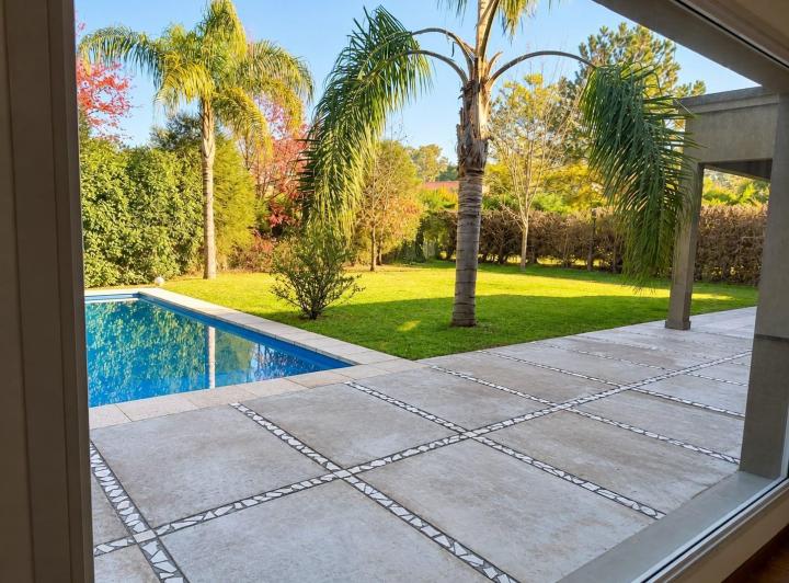 Casa · 345m² · 6 Ambientes · 1 Cochera