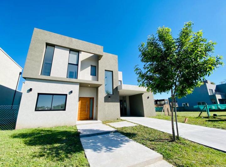 Casa · 217m² · 5 Ambientes · 3 Cocheras
